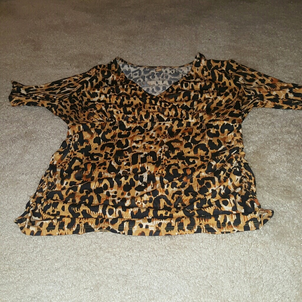 Ellen Tracy Animal V neck  top M